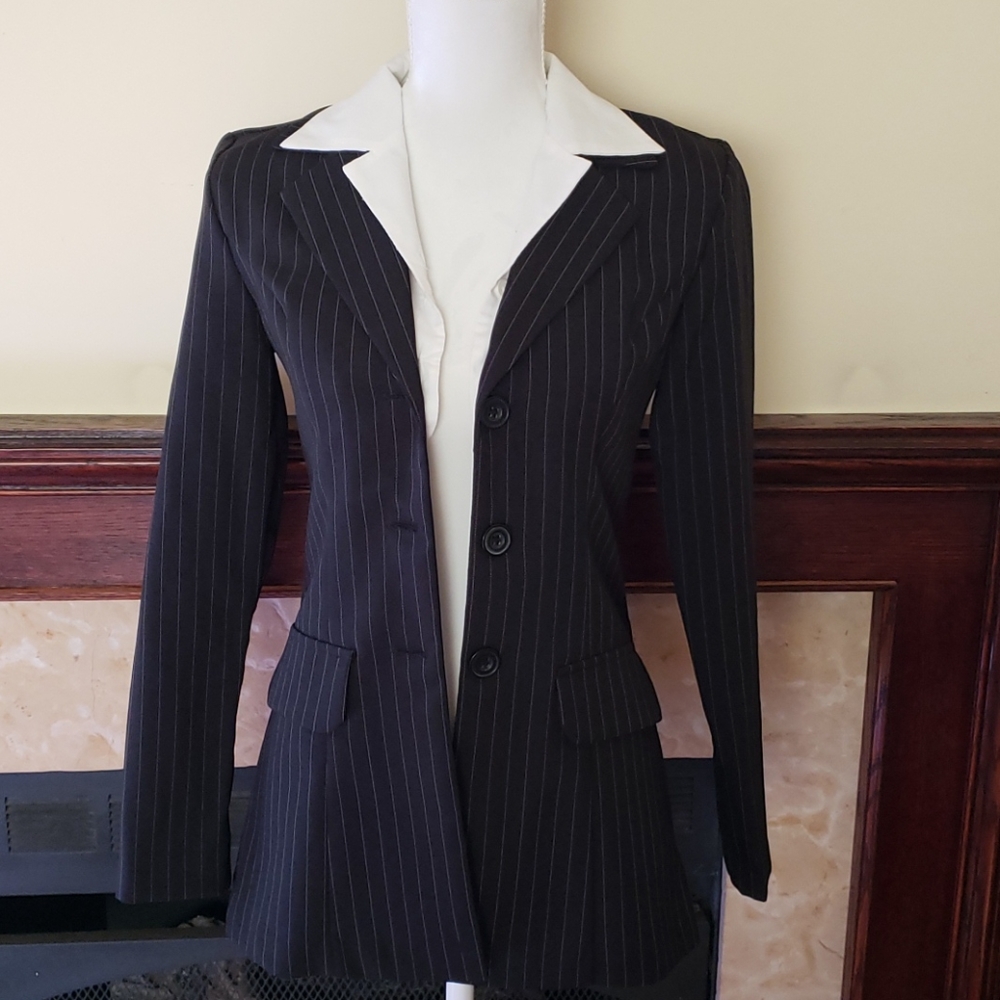 Alyn Paige suit